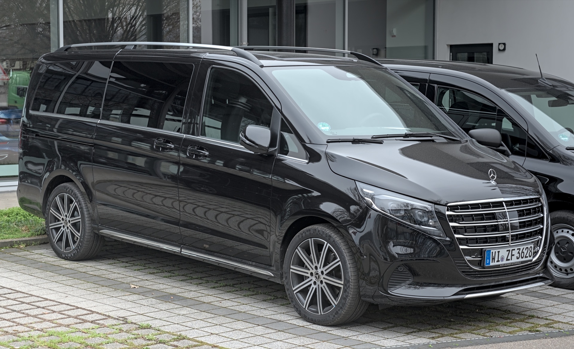 Black Mercedes V-Class chauffeur vehicle